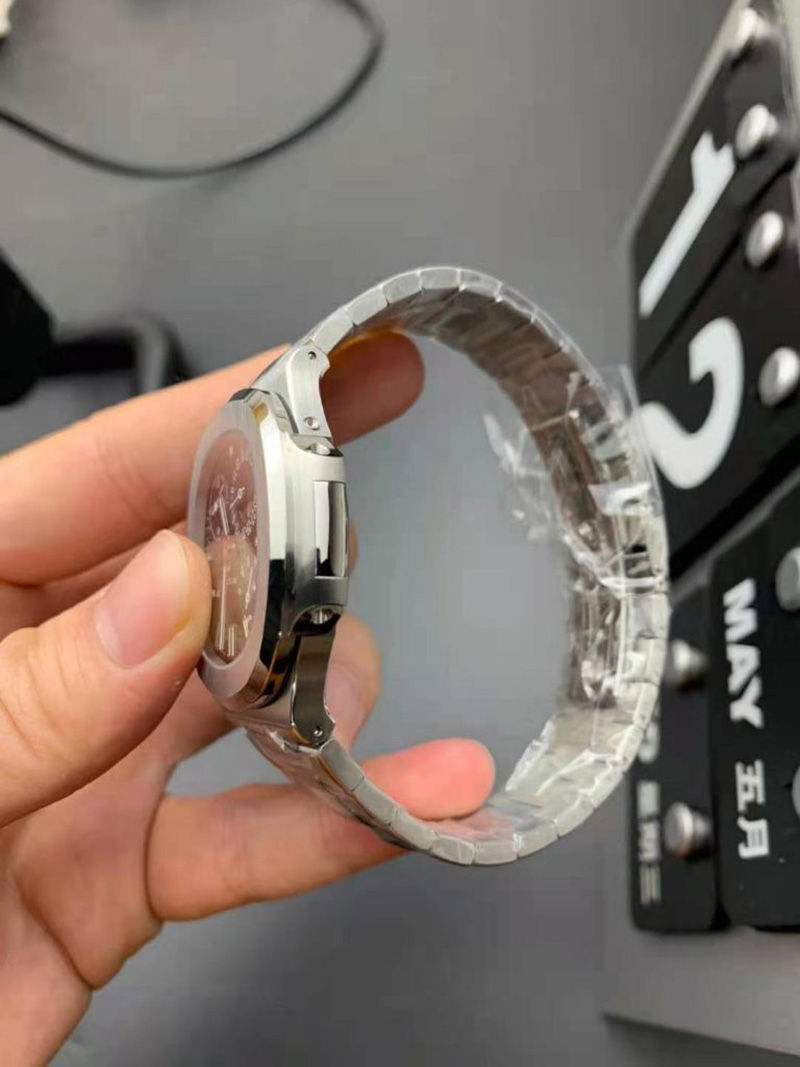 Реплика Patek Philippe MoonPhase 5712 Крона Реплика Patek Philippe MoonPhase 5712 Крона