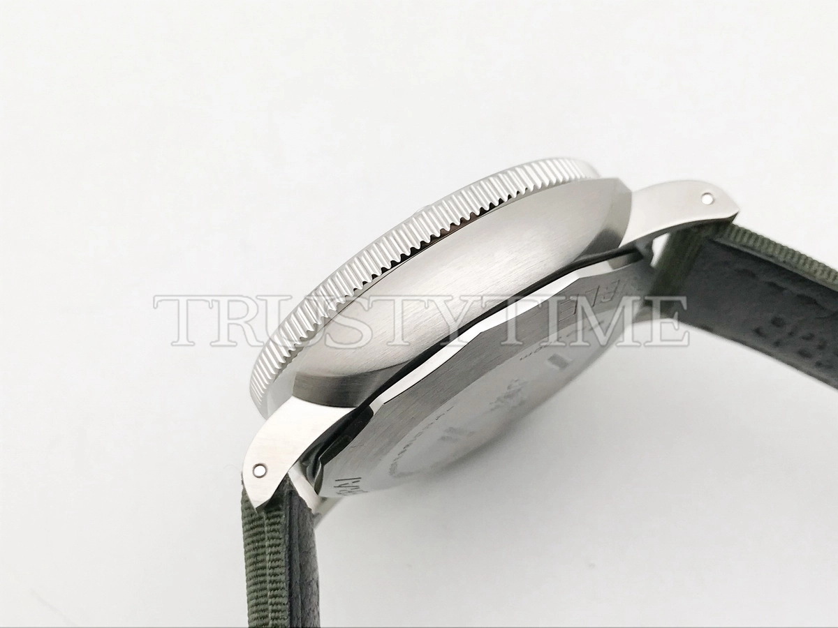 Копия часов Panerai Submersible QuarantaQuattro eSteel™ Verde Smeraldo 44mm PAM01287