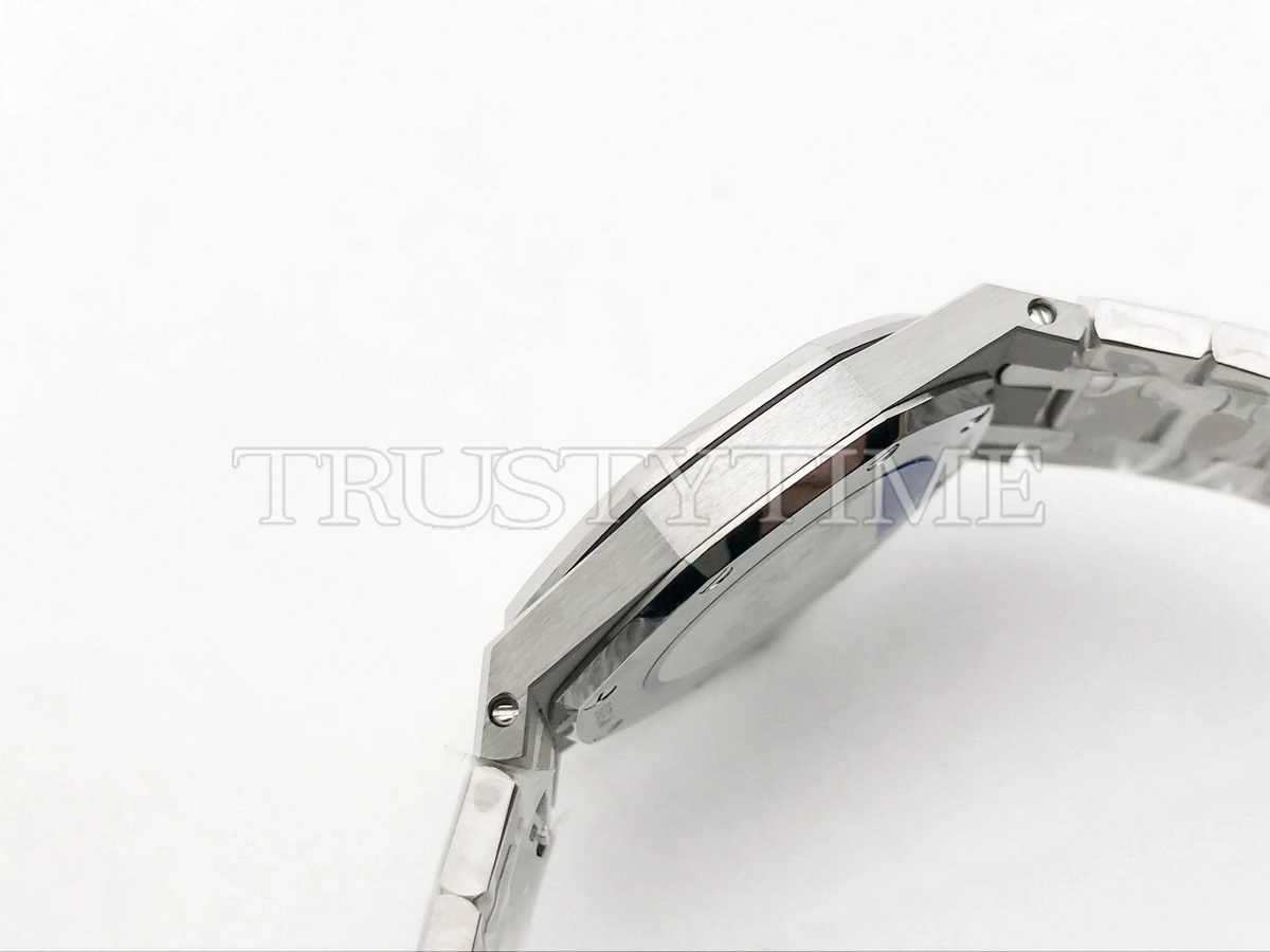 Копия часов Audemars Piguet Royal Oak Ladies 33mm 67650ST.OO.1261ST.01